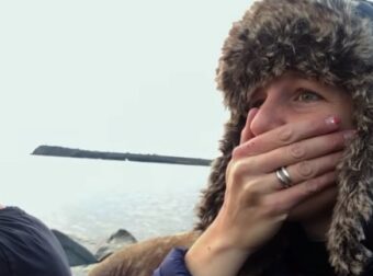 Όταν δακρύζει ο κάμεραμαν: Η συγκλονιστική στιγμή «αυτοκτονίας» θαλάσσιων ίππων λόγω της κλιματικής αλλαγής